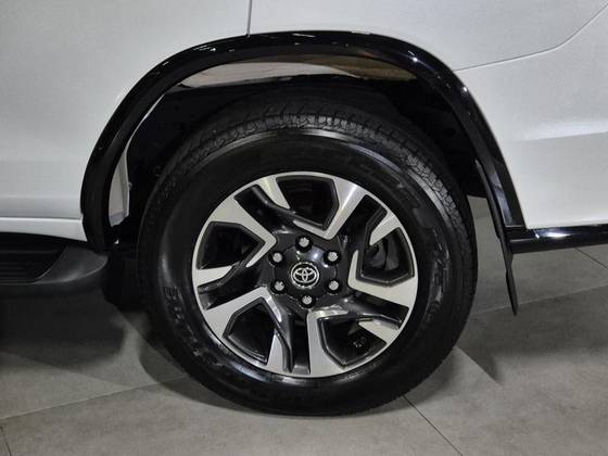 TOYOTA HILUX SW4 2.8 D-4D TURBO DIESEL SRX PLATINUM 7L 4X4 AUTOMÁTICO TOYOTA HILUX SW4 2.8 D-4D TURBO DIESEL SRX PLATINUM 7L 4X4 AUTOMÁTICO